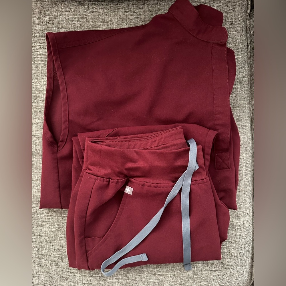 FIGS Rafaela & HW Zamora Joggers set in Burgundy, Size Medium